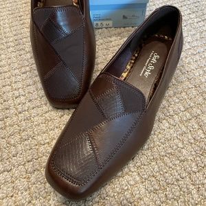 NEW 8.5 M Soft Style Brown Flats by Hush Puppies